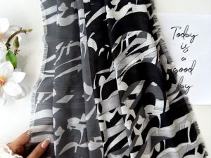 شال سوپر نخ لینن طرح نستعلیق دور ریشه سوزنی کد 18