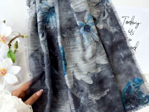 شال سوپر نخ لینن طرح گل آبرنگی دور ریشه سوزنی بلونا کد 20