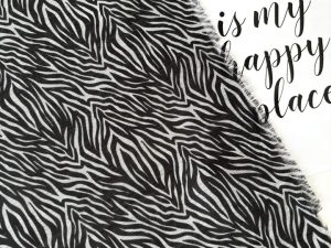 شال سوپر نخ لینن بلونا دور ریشه سوزنی مشکی سفید کد 21 طرح زبرا