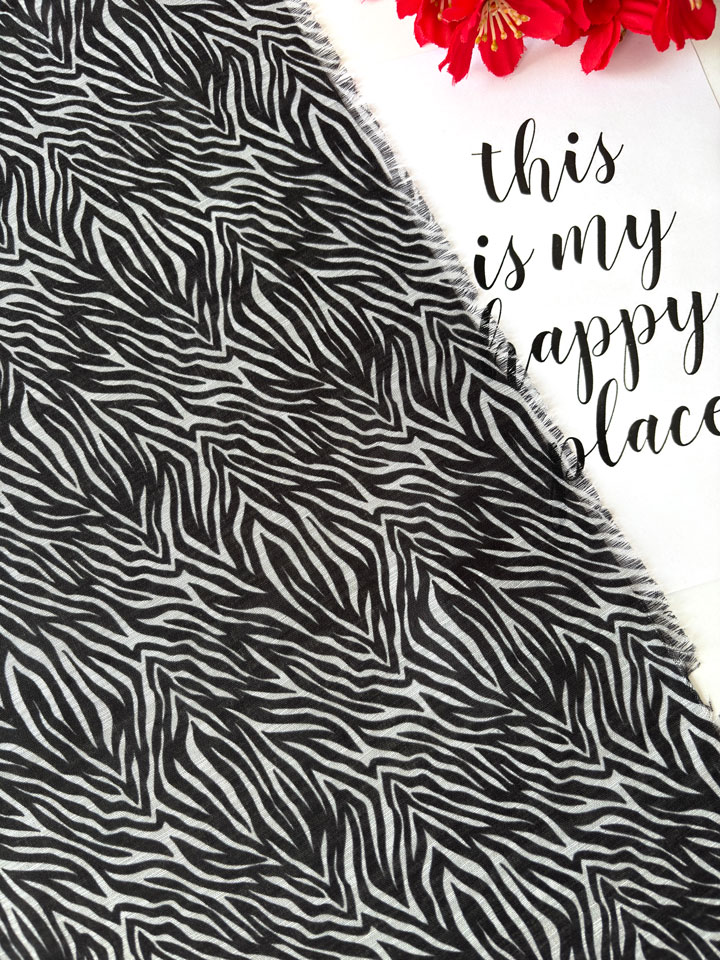 شال سوپر نخ لینن بلونا دور ریشه سوزنی مشکی سفید کد 21 طرح زبرا