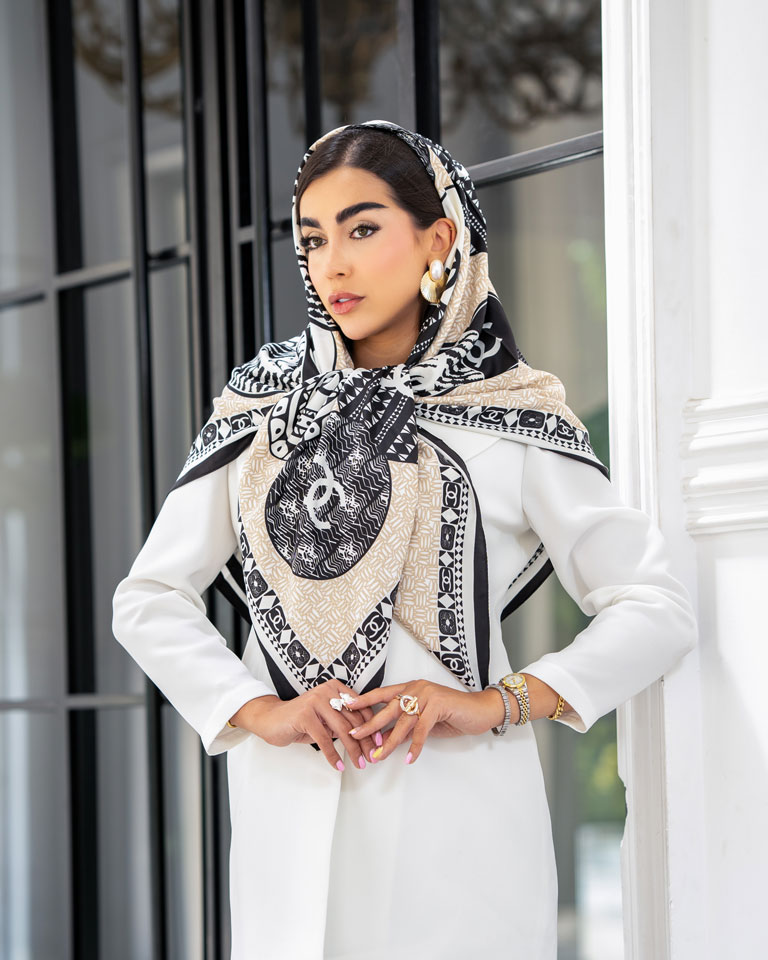 روسری ابریشم تویل(کجراه) شنل دور دوخت کرم مشکی کد 3