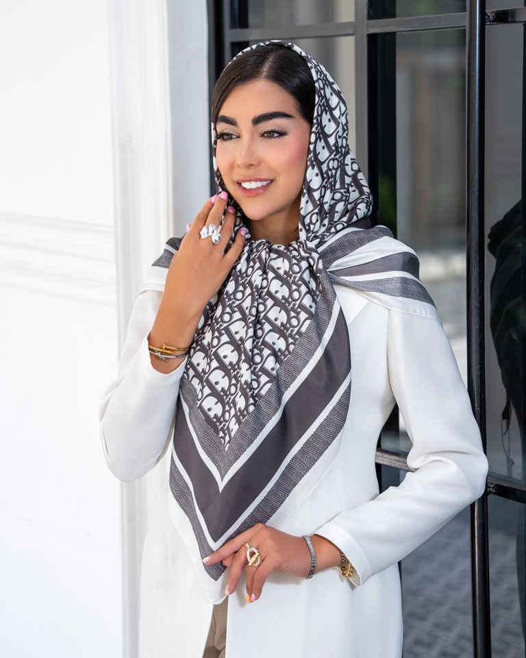 روسری ابریشم تویل(کجراه) دیور دور دوخت سفید مشکی کد 5