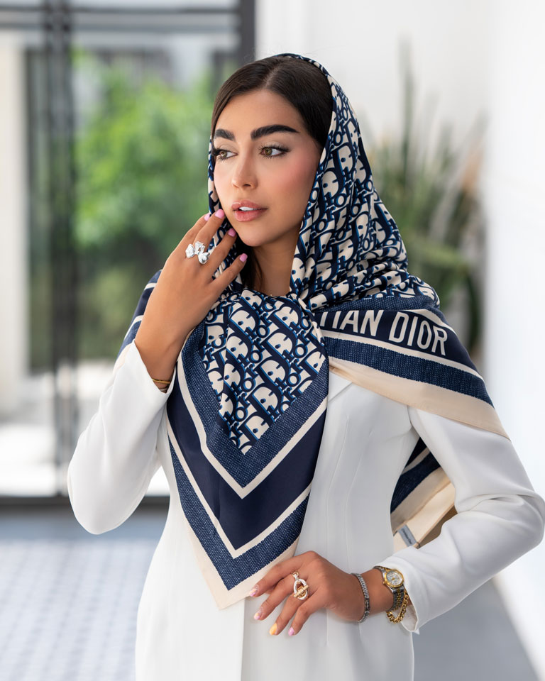 روسری ابریشم تویل(کجراه) دیور دور دوخت سرمه ای کرم کد 6