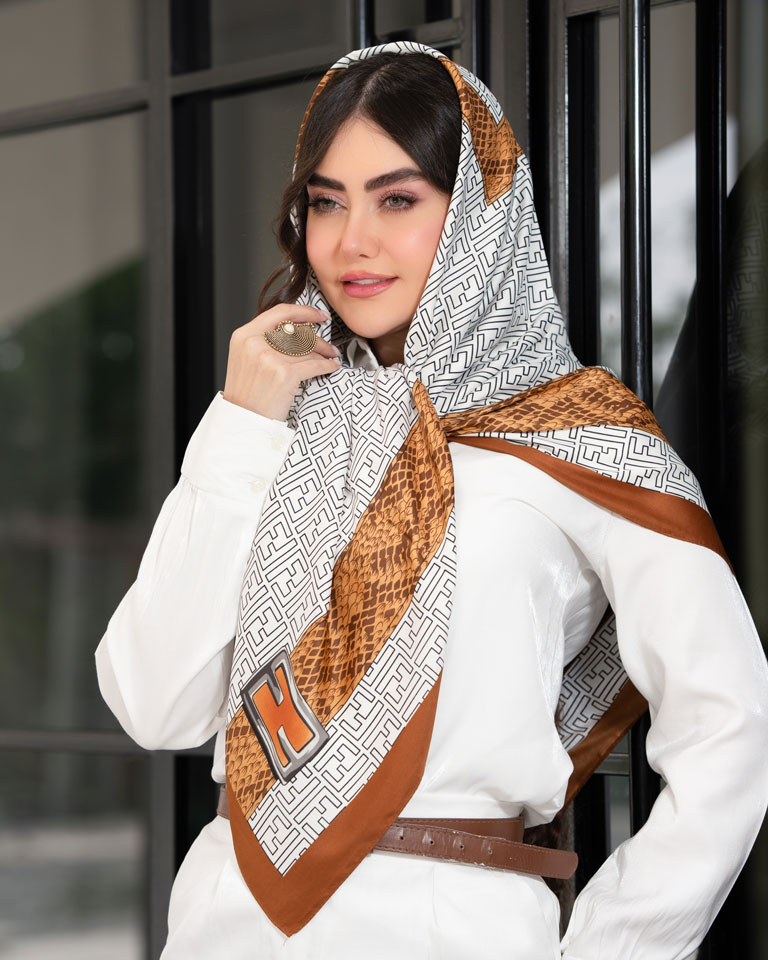 روسری ابریشم تویل(کجراه) فندی دور دوخت سفید قهوه ای (رگه قهوه ای پوست ماری) کد 8