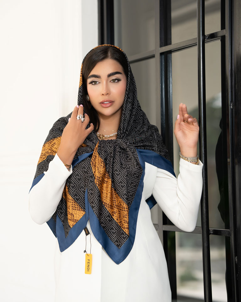 روسری ابریشم تویل(کجراه) دیور دور دوخت مشکی سرمه ای (رگه قهوه ای پوست ماری) کد 7