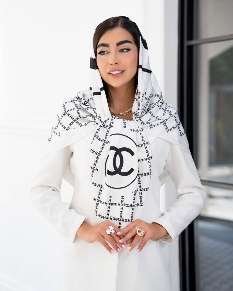 روسری ابریشم تویل(کجراه) شنل دور دوخت سفید مشکی کد 9