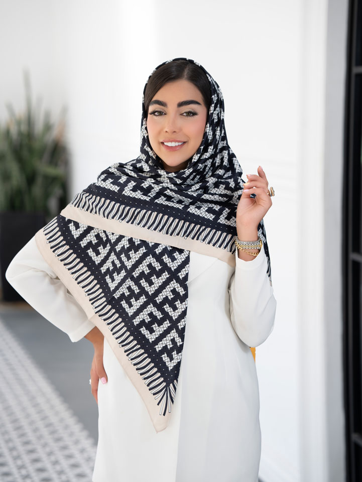 روسری ابریشم تویل(کجراه) فندی دور دوخت مشکی کرم کد 11