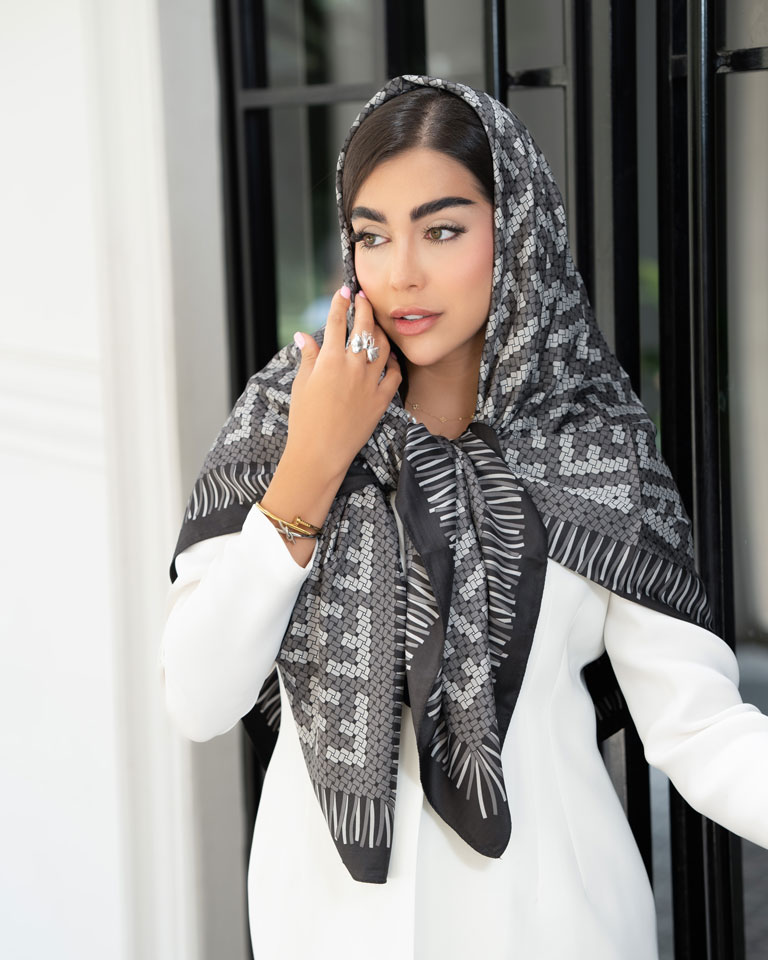 روسری ابریشم تویل(کجراه) فندی دور دوخت مشکی دودی کد 10